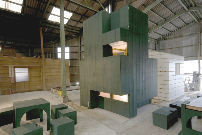 伊賀市の製材所に建つ家具になる小屋の外観