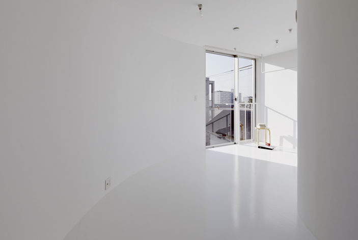 大阪府門真市の集合住宅Dアパートメントの壁のない内観デザインと大きな窓