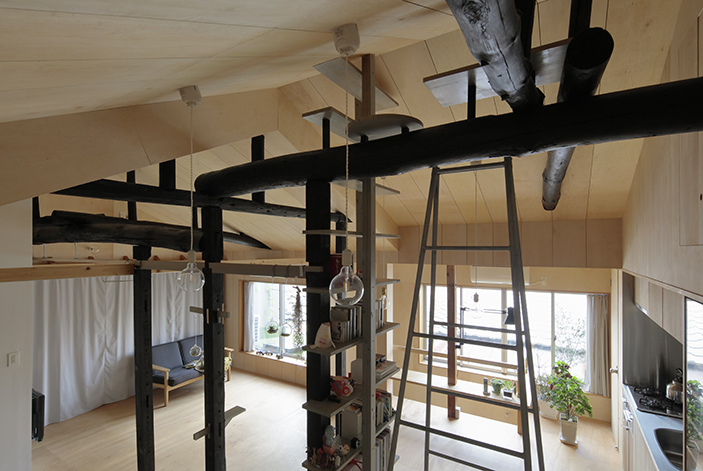 大阪市中津商店街に建つ長屋を店舗付き住宅にリノベーションした内観の様々な柱のデザイン